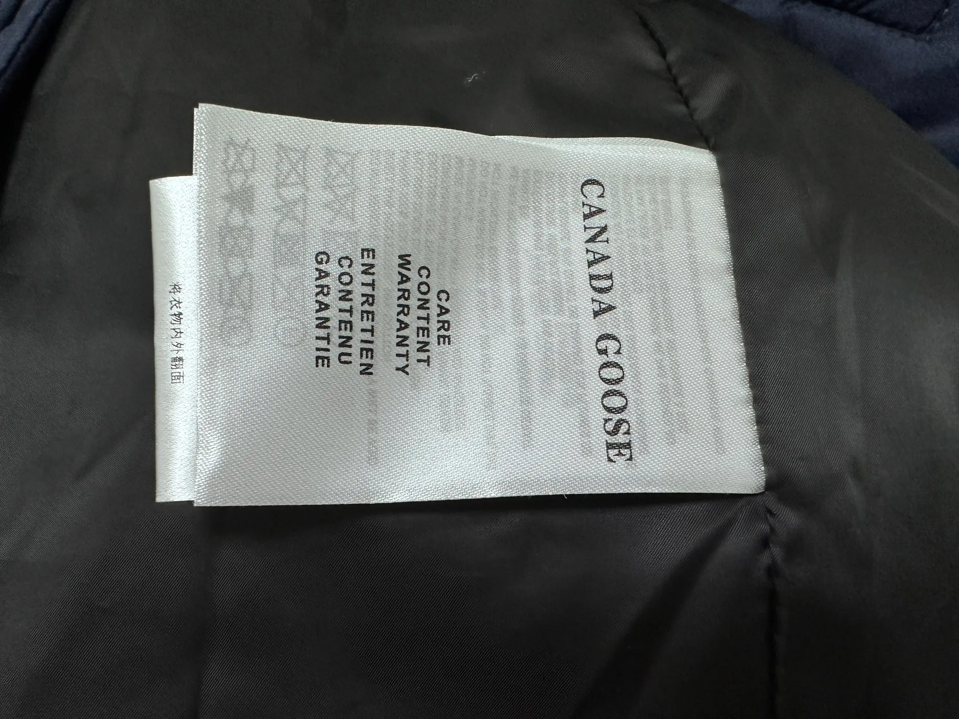 P560 【CANADA GOOSE】Lawrence Men's Down Vest The Lawrence down vest features a durable shell and quilted body, making it a must-have item for all seasons. It's made from sustainable Enduraluxe fabric, which has a durable soft touch. The Lawrence features a thoughtfully designed down-filled collar to block strong winds, a two-way zipper and a longer rear hem. Size: XS-XXL